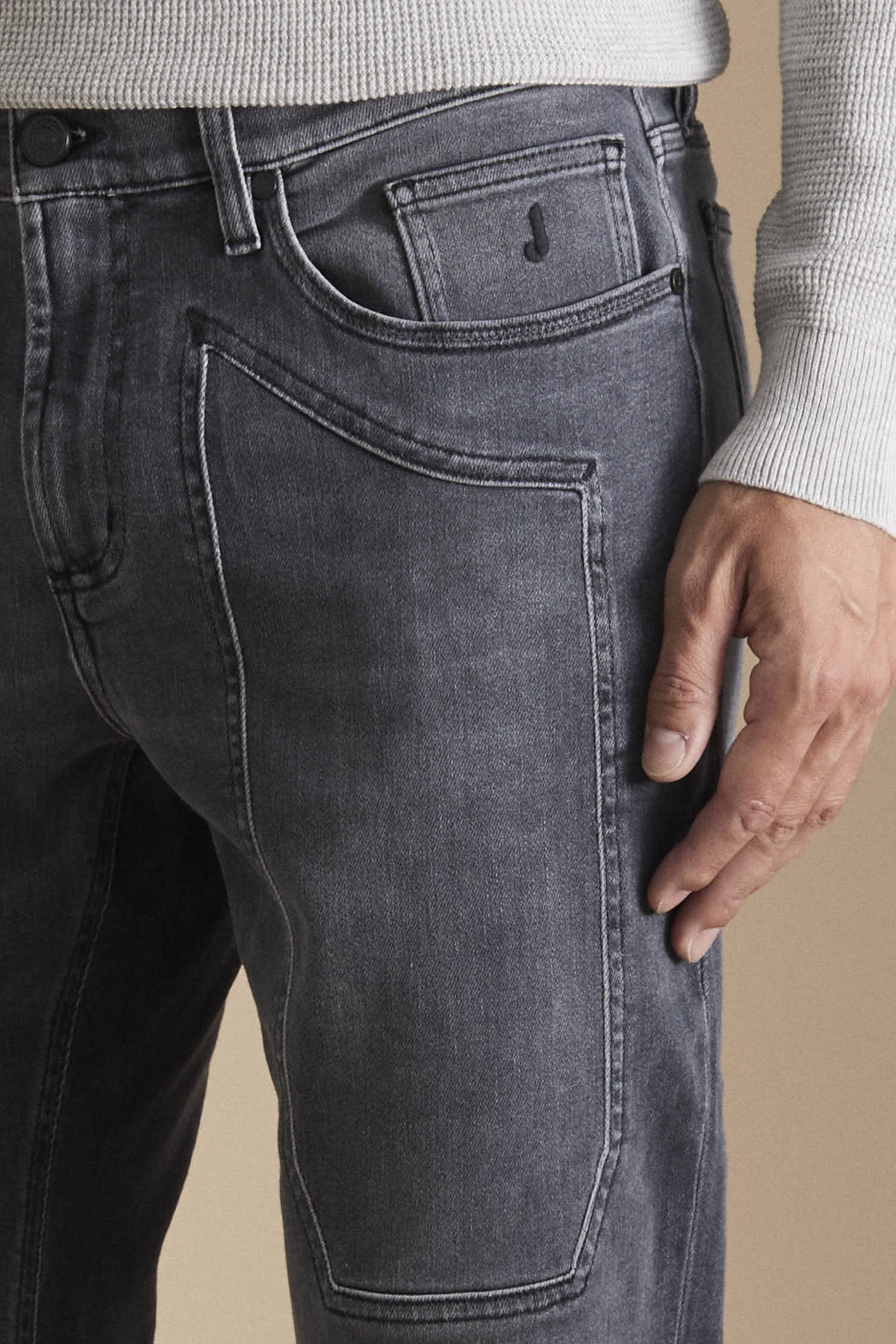 AI24JUPPA077JOHN001_DENI025_D050_123