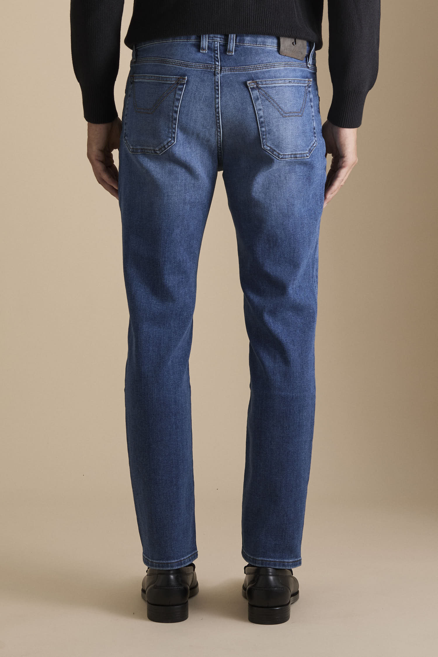 AI24JUPPA100JAMES001_DENI024_D047_282