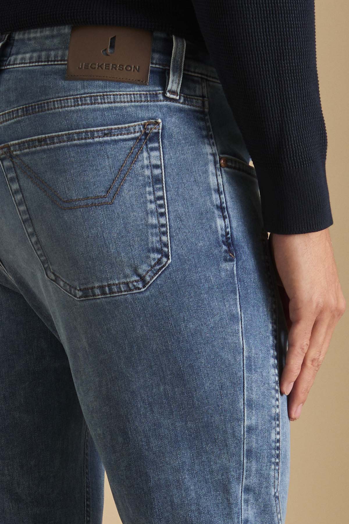 AI25JUPPA077JOHN001_DENI043_D112_447