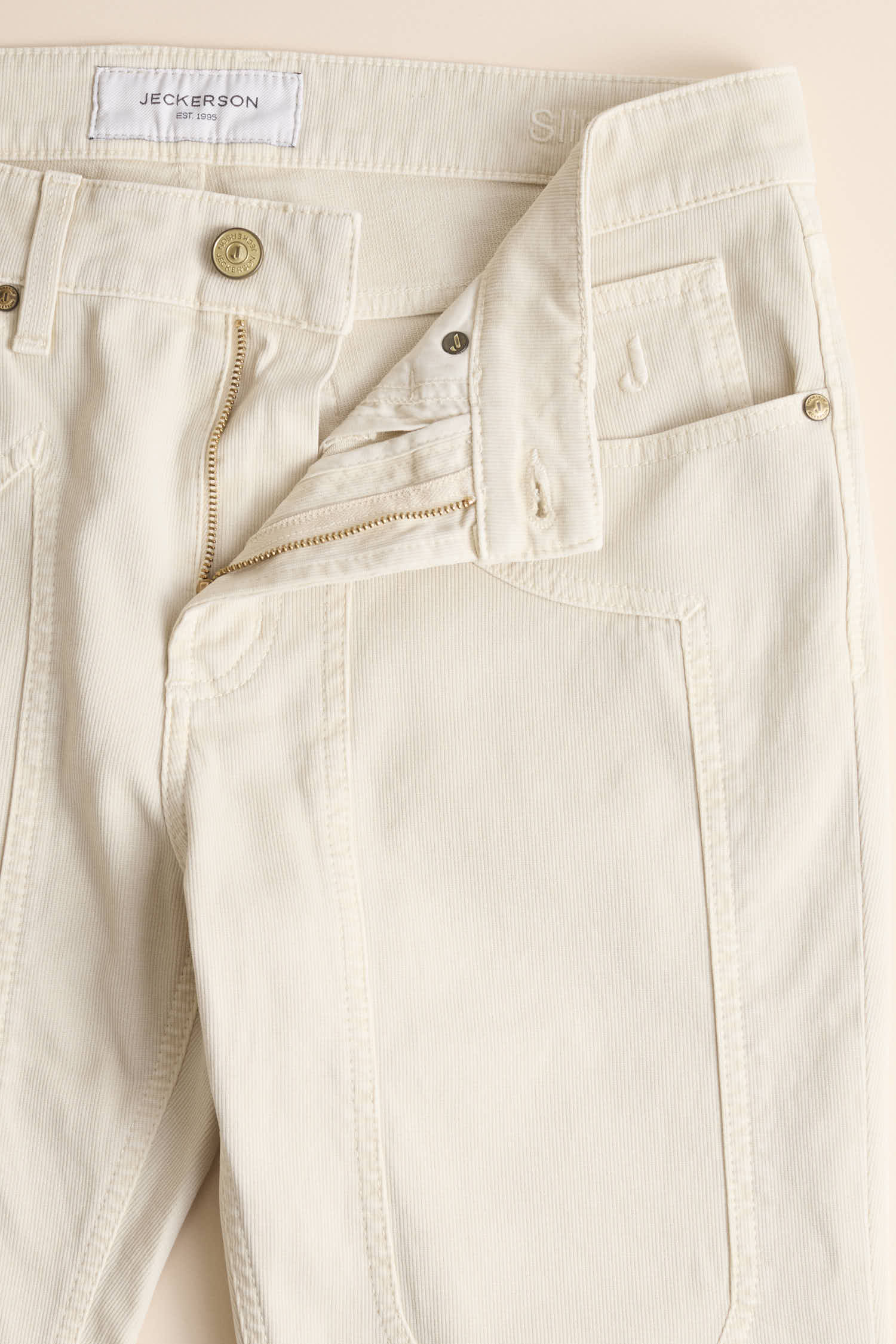 AI25JUPPA077JOHN001_PIQU003_7054_396