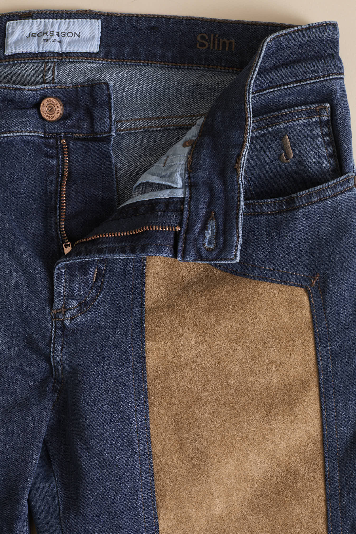 AI25JUPPA077JOHN022_DENI043_D111E_100